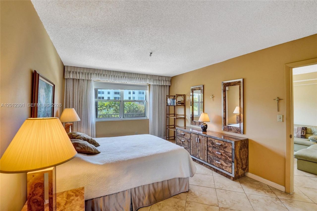 250 181st Dr , Unit 214, Sunny Isles Beach, FL 33160 Photo