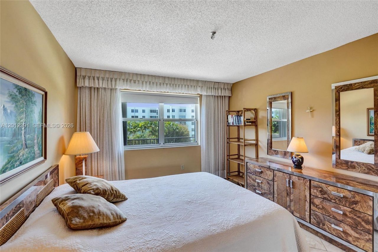 250 181st Dr , Unit 214, Sunny Isles Beach, FL 33160 Photo