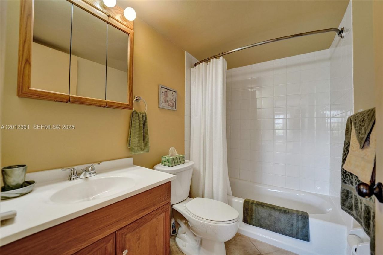 250 181st Dr , Unit 214, Sunny Isles Beach, FL 33160 Photo