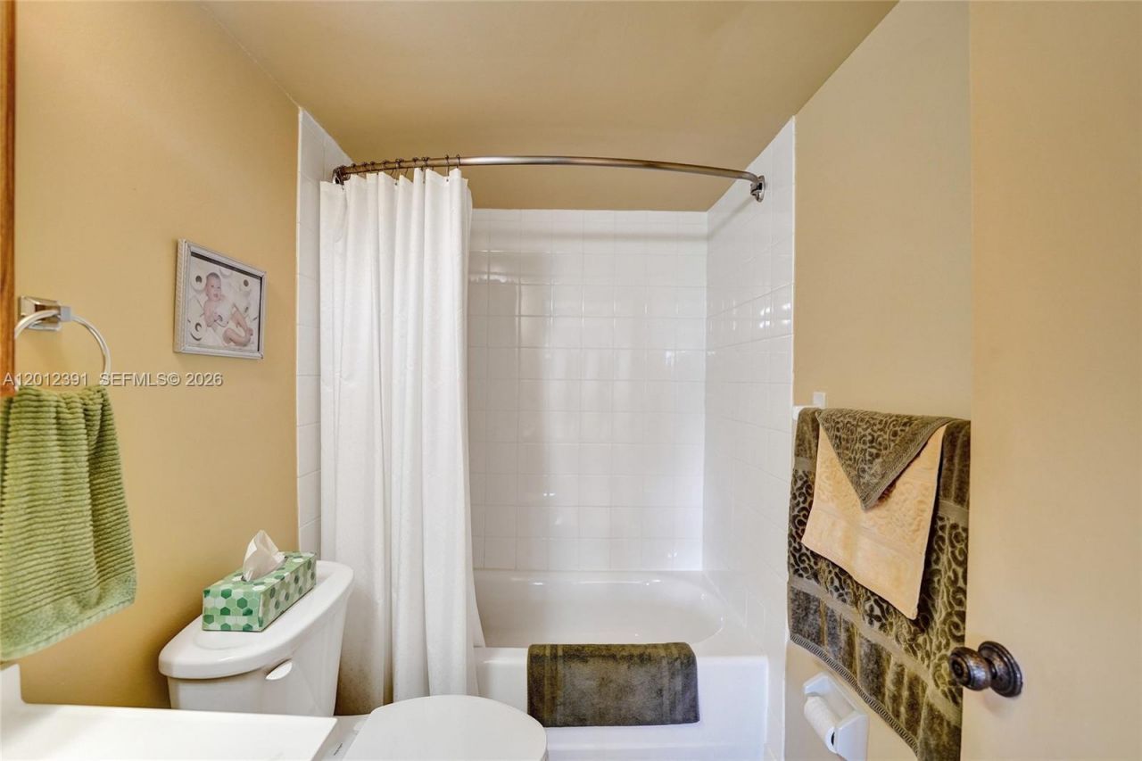 250 181st Dr , Unit 214, Sunny Isles Beach, FL 33160 Photo