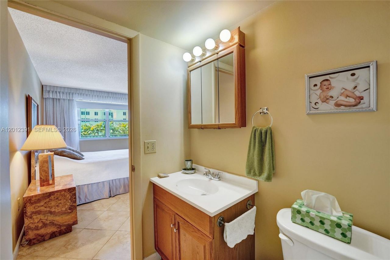 250 181st Dr , Unit 214, Sunny Isles Beach, FL 33160 Photo