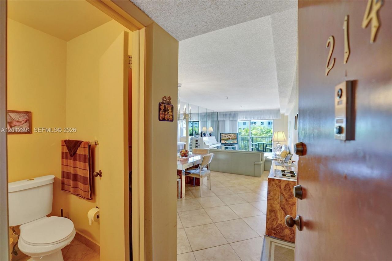 250 181st Dr , Unit 214, Sunny Isles Beach, FL 33160 Photo