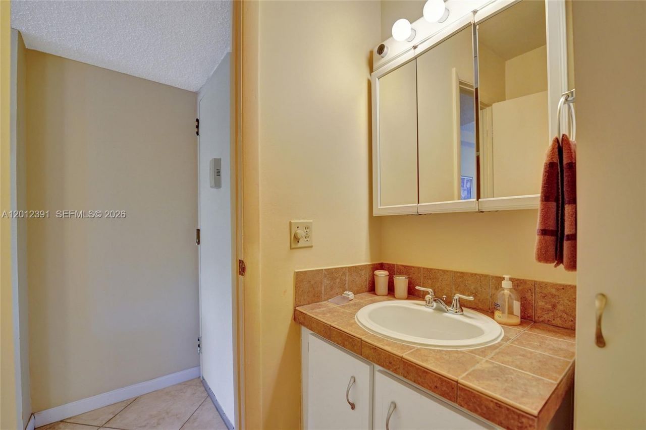 250 181st Dr , Unit 214, Sunny Isles Beach, FL 33160 Photo