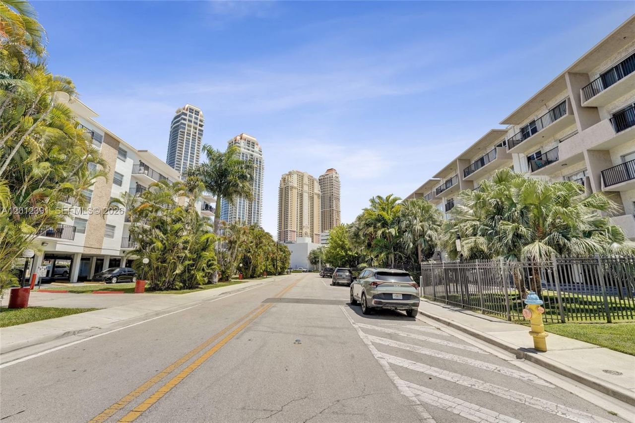 250 181st Dr , Unit 214, Sunny Isles Beach, FL 33160 Photo