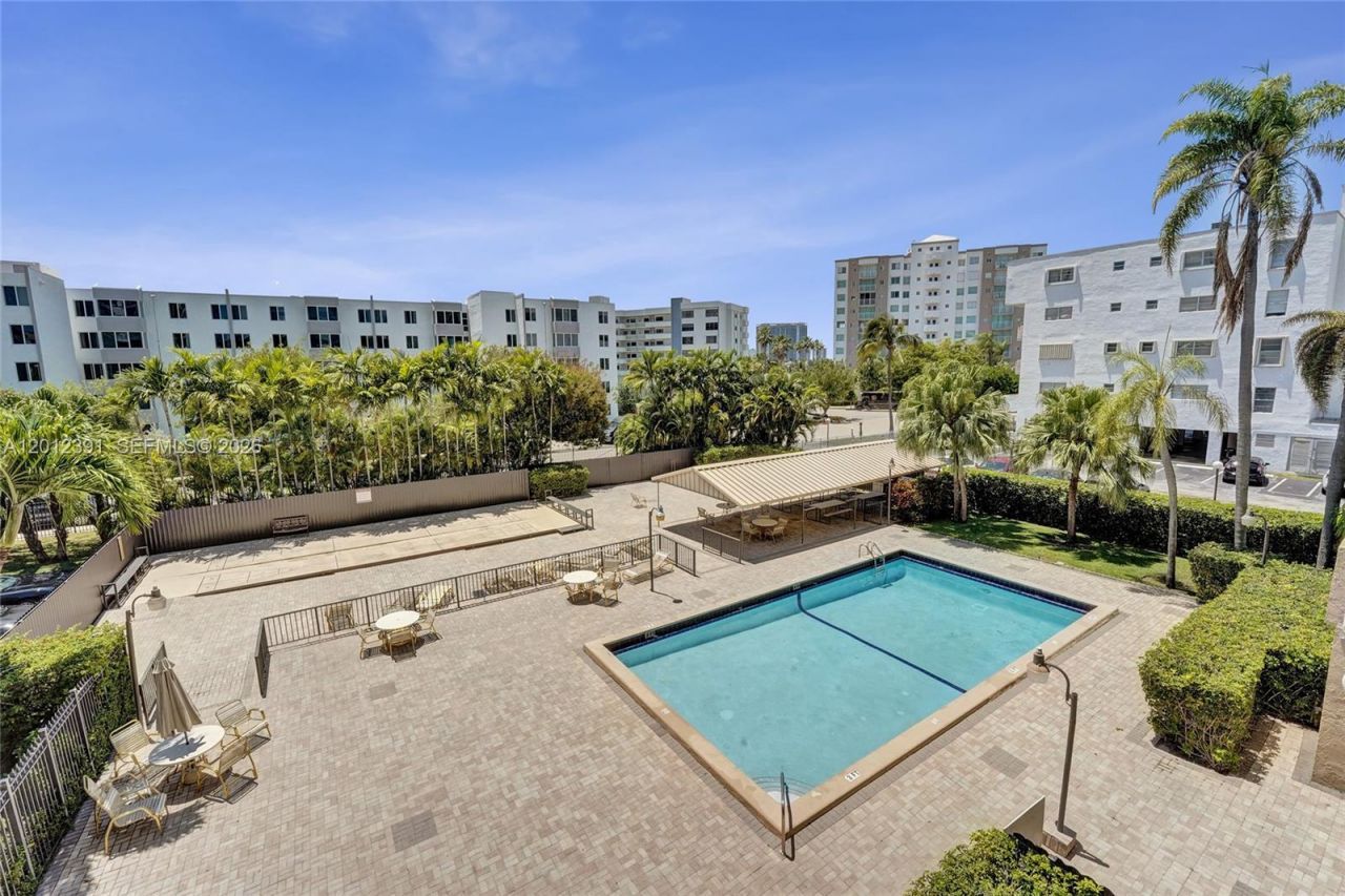 250 181st Dr , Unit 214, Sunny Isles Beach, FL 33160 Photo