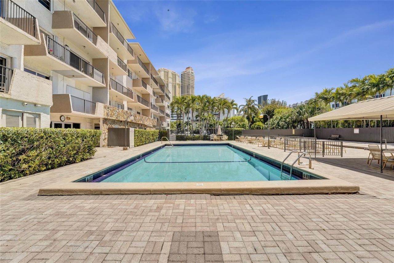 250 181st Dr , Unit 214, Sunny Isles Beach, FL 33160 Photo