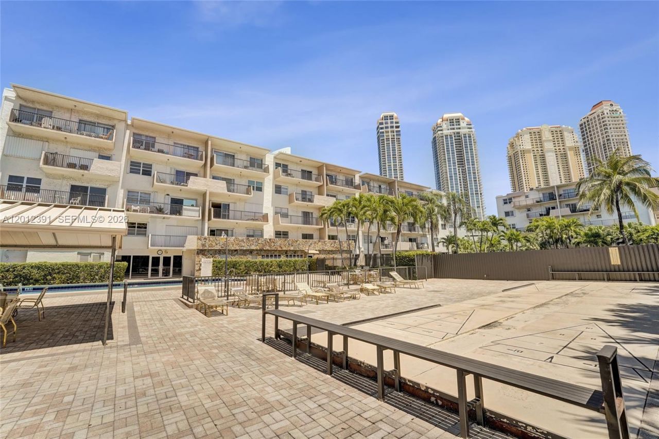250 181st Dr , Unit 214, Sunny Isles Beach, FL 33160 Photo