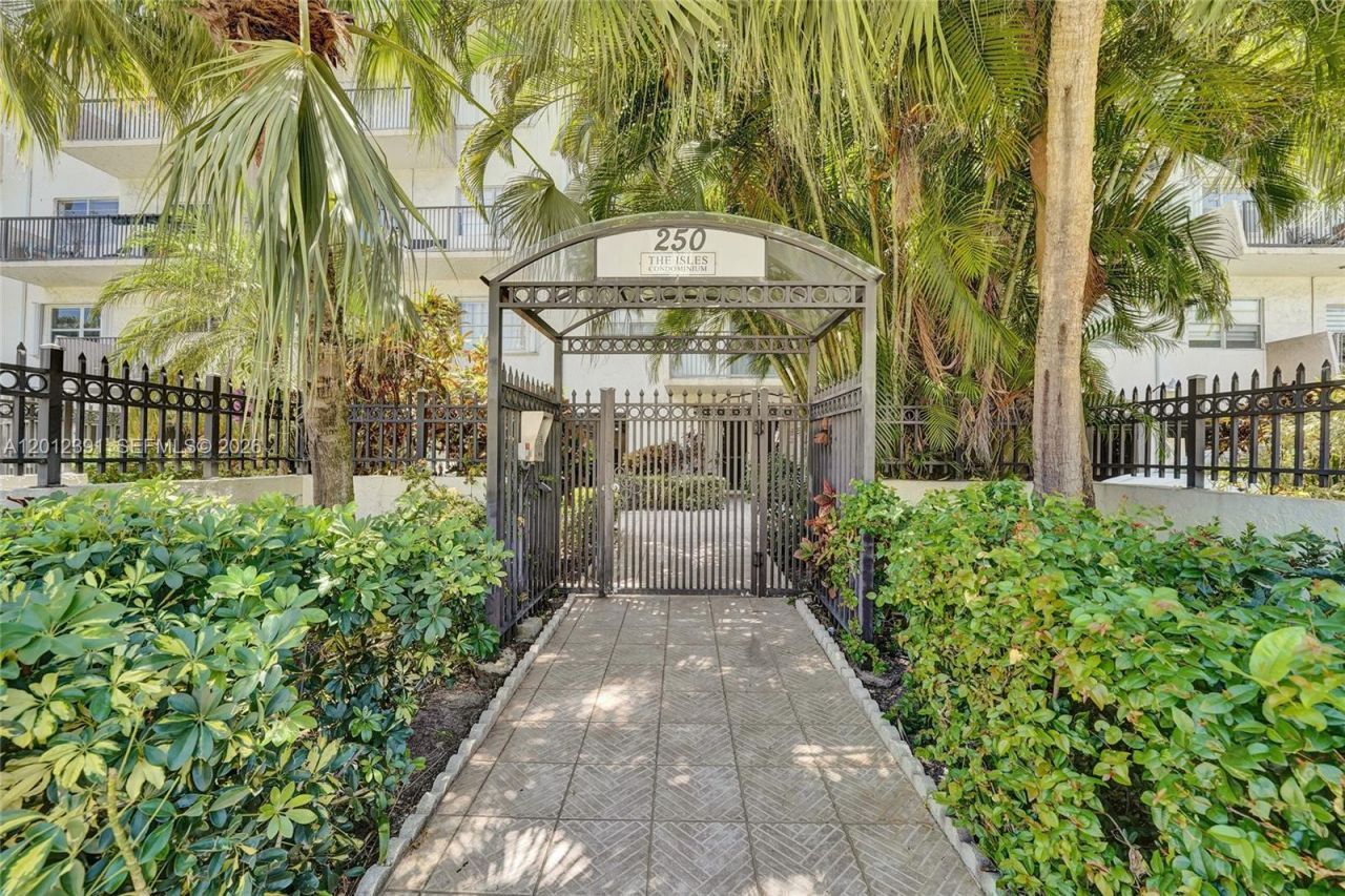 250 181st Dr , Unit 214, Sunny Isles Beach, FL 33160 Photo