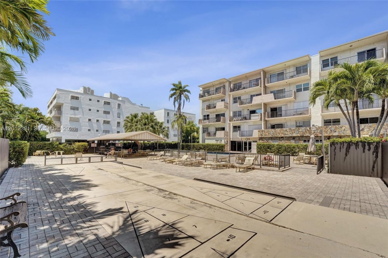 250 181st Dr , Unit 214, Sunny Isles Beach, FL 33160 Photo
