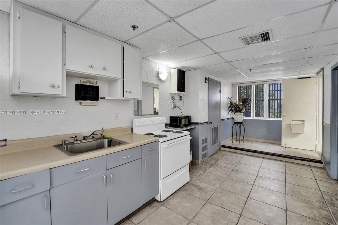 250 181st Dr , Unit 214, Sunny Isles Beach, FL 33160 Photo