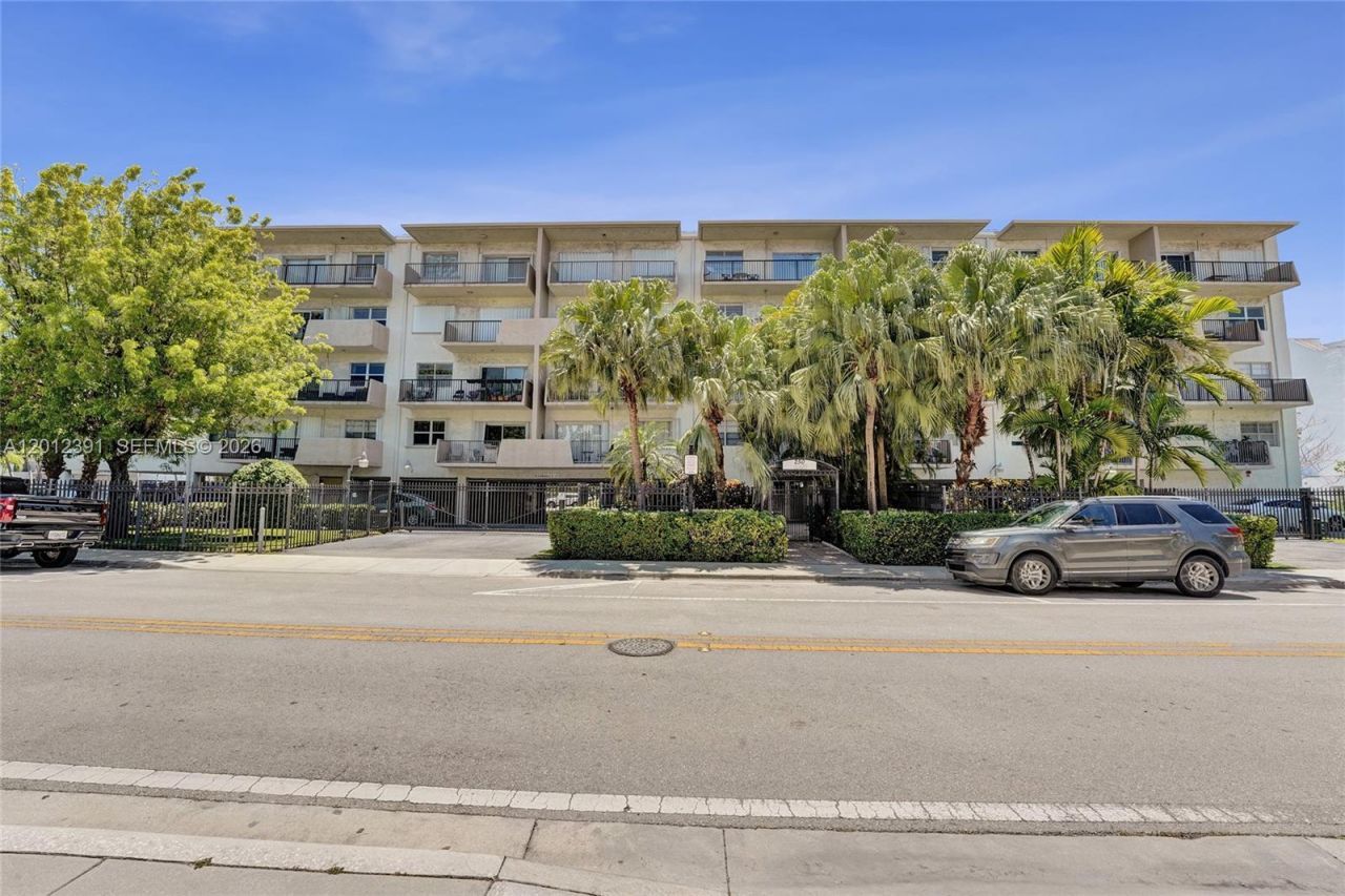 250 181st Dr , Unit 214, Sunny Isles Beach, FL 33160 Photo