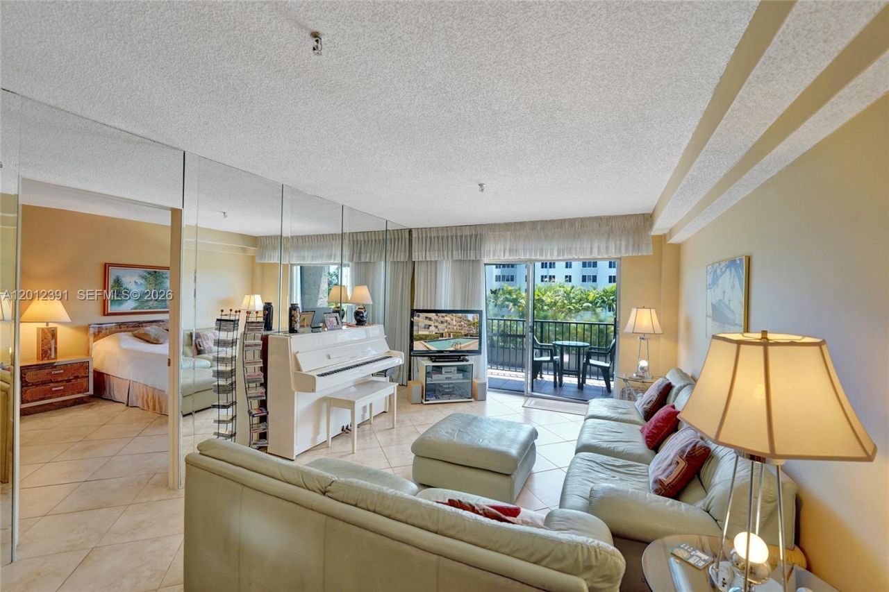 250 181st Dr , Unit 214, Sunny Isles Beach, FL 33160 Photo