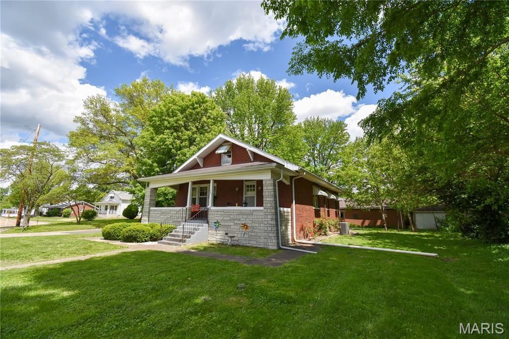 302 S Hackman Street, Staunton, IL 62088 Main Photo