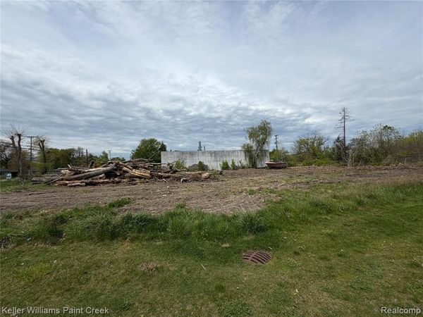 22477 15 Mile Road , Clinton Twp, MI 48035
