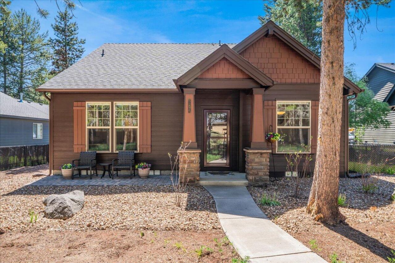 51875 Hollinshead Place, La Pine, OR 97739 Main Photo