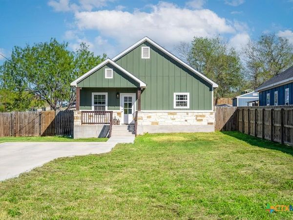 224 Spruce Avenue , Luling, TX 78648