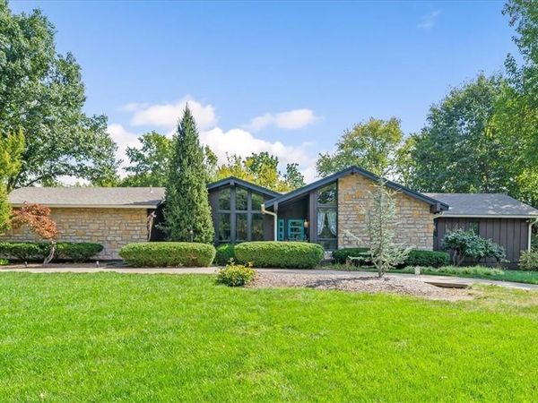 9601 Lee Boulevard, Leawood, KS 66206