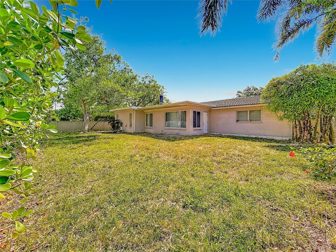 211 NW Monroe Circle N, Saint Petersburg, FL 33702 Photo