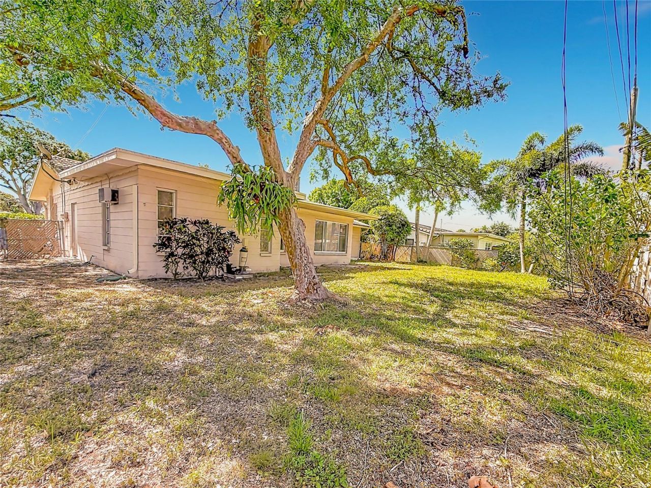 211 NW Monroe Circle N, Saint Petersburg, FL 33702 Photo