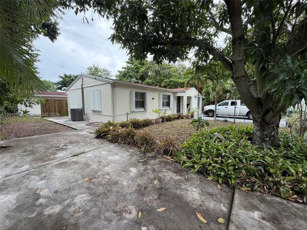 596 NW 109th St , Miami, FL 33168