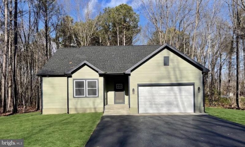 107 Pinewood Lane, Colonial Beach, VA 22443 Main Photo