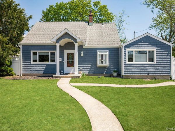 17 Vista Lane , Levittown, NY 11756