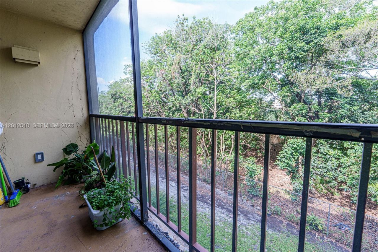8870 Fontainebleau Blvd , Unit 312, Miami, FL 33172 Photo