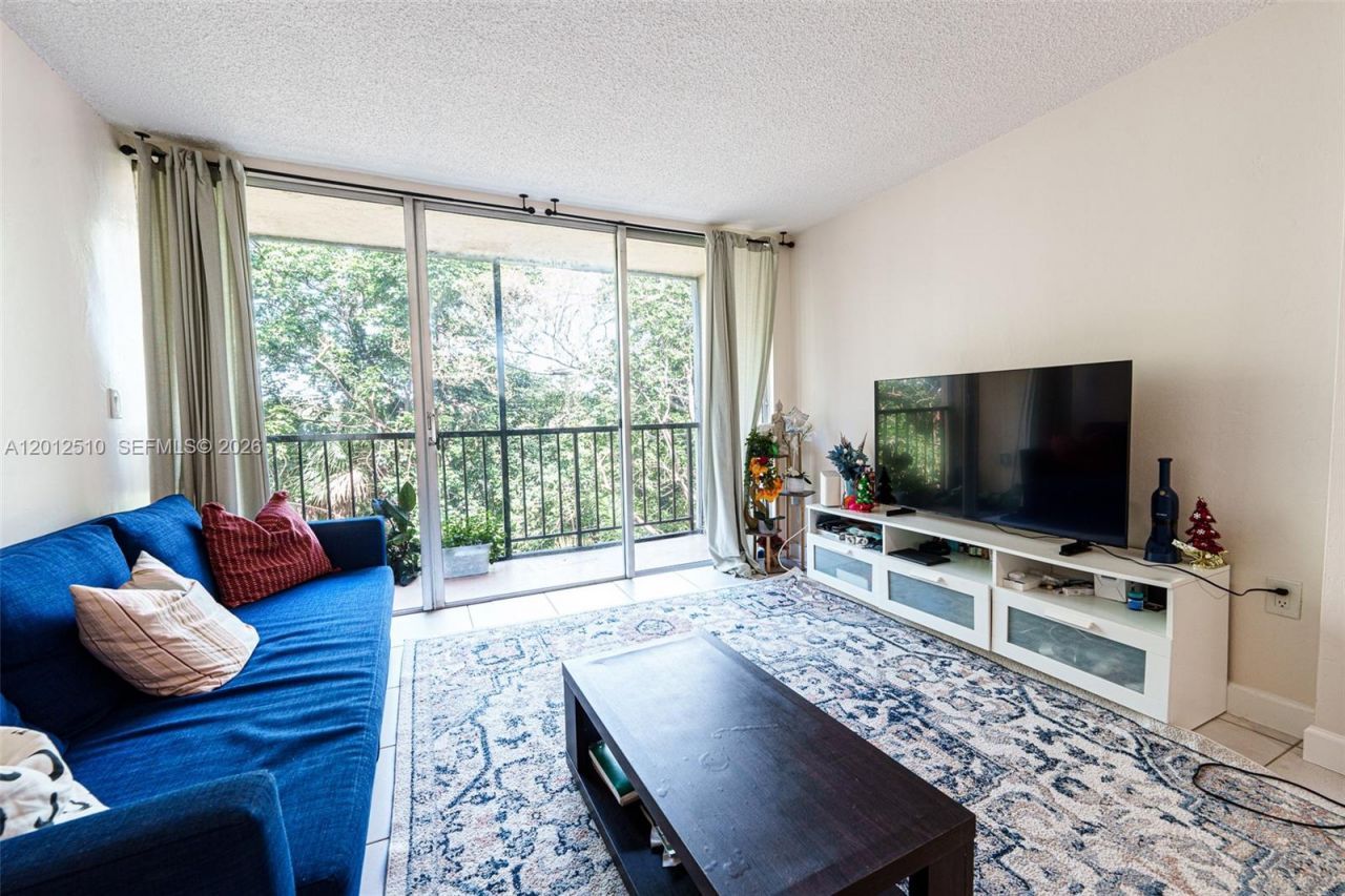 8870 Fontainebleau Blvd , Unit 312, Miami, FL 33172 Photo