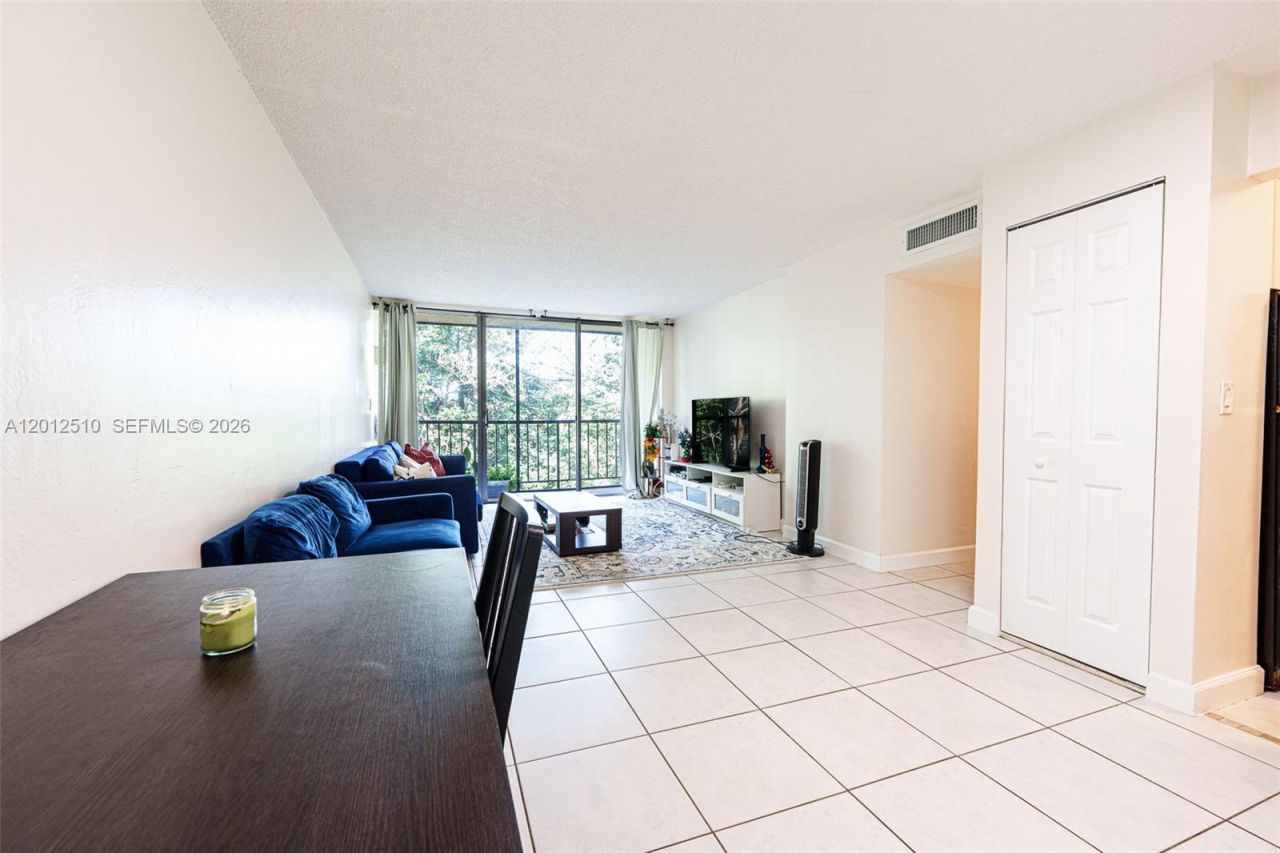8870 Fontainebleau Blvd , Unit 312, Miami, FL 33172 Photo