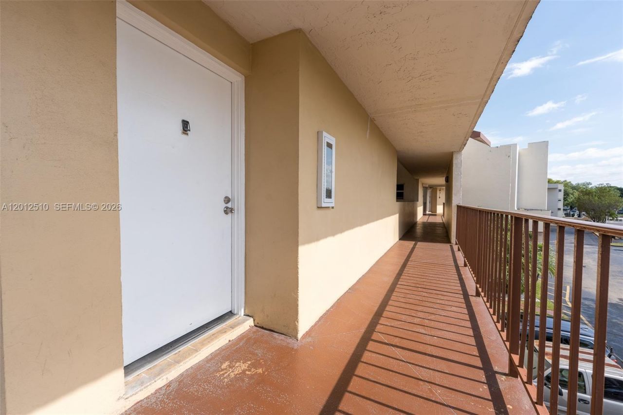 8870 Fontainebleau Blvd , Unit 312, Miami, FL 33172 Photo