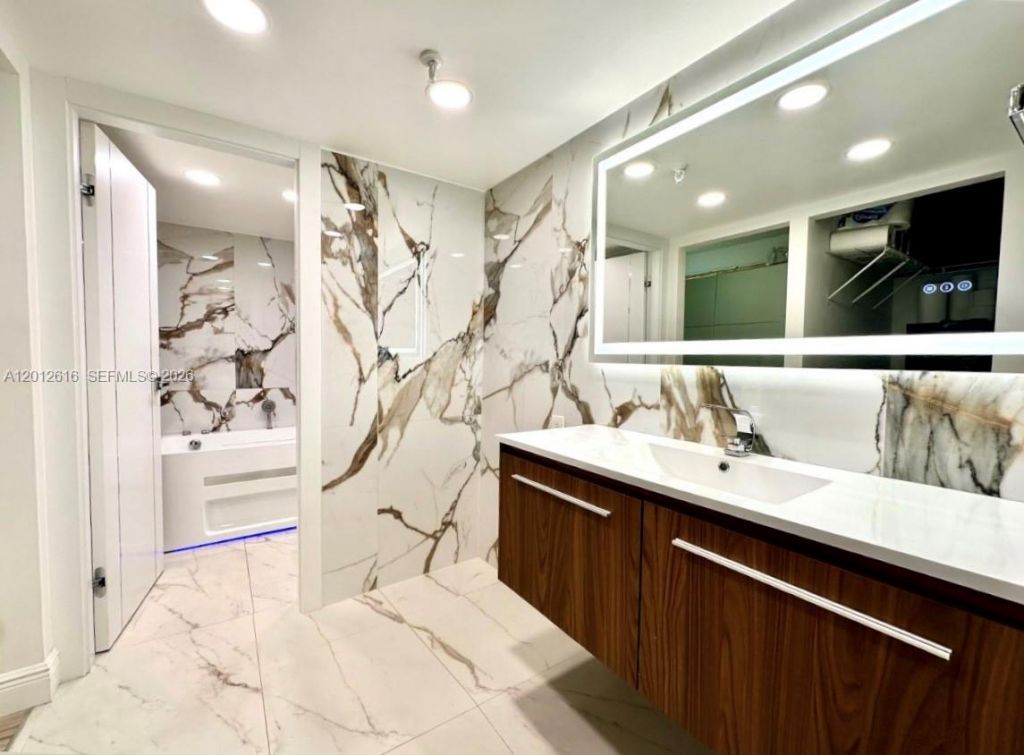 671 NE 195th St , Unit 205E, Miami, FL 33179 Photo