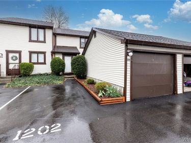 1202 Charlesgate Circle, East Amherst, NY 14051