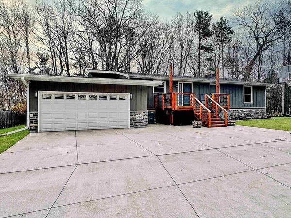 2360 LINCOLN STREET, Marinette, WI 54143