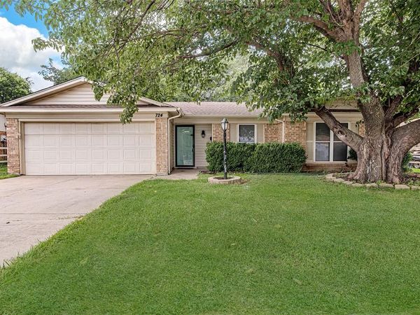 724 Sue Ann Lane, Burleson, TX 76028