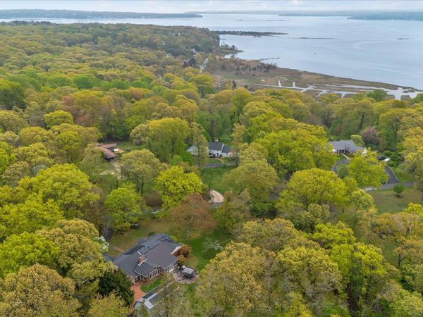4 Dolphins Rise , Lloyd Harbor, NY 11743