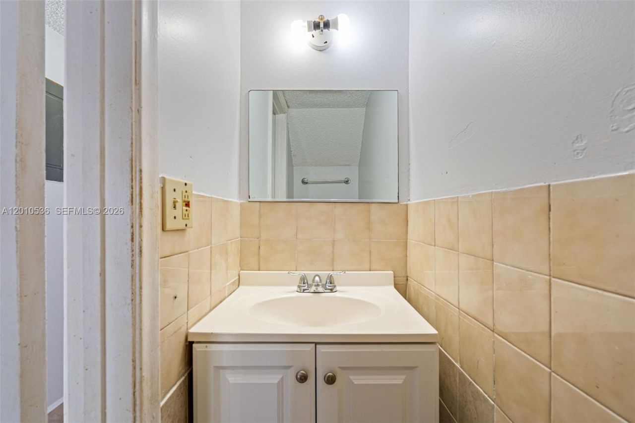 2331 W 66th Pl, Unit 201, Hialeah, FL 33016 Photo