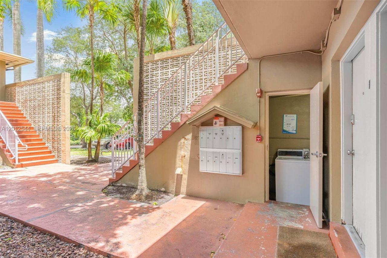 6330 SW 79th St , Unit 2, South Miami, FL 33143 Photo