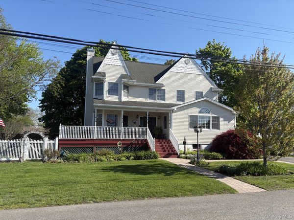25 Bolton Street , Lindenhurst, NY 11757
