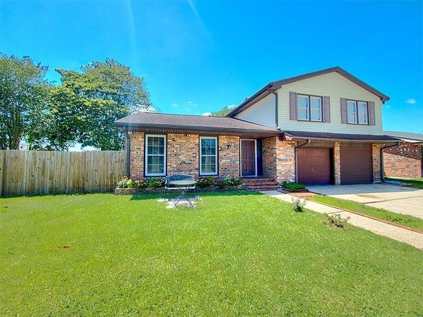 876 OAKWOOD Drive , Gretna, LA 70056