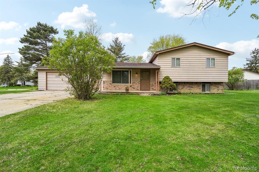 717 Murphy Court, Linden, MI 48451 Main Photo