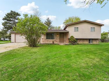 717 Murphy Court, Linden, MI 48451