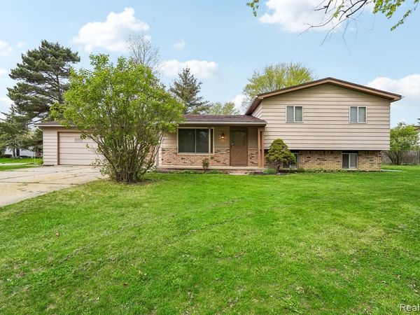 717 Murphy Court, Linden, MI 48451