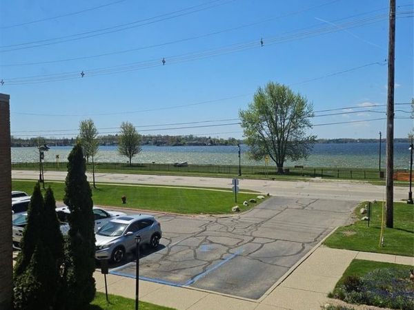 1605 Cass Lake Road, Keego Harbor, MI 48320