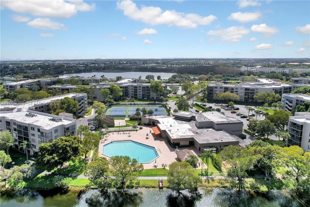 900 Colony Point Cir, Unit 505, Pembroke Pines, FL 33326 Photo