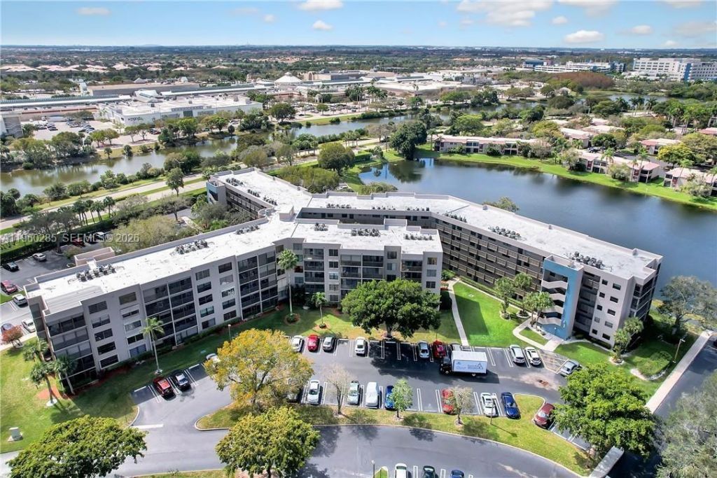 900 Colony Point Cir, Unit 505, Pembroke Pines, FL 33326 Photo