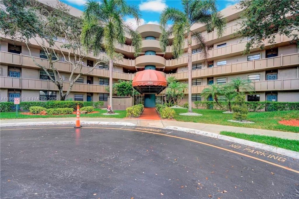 900 Colony Point Cir, Unit 505, Pembroke Pines, FL 33326 Photo