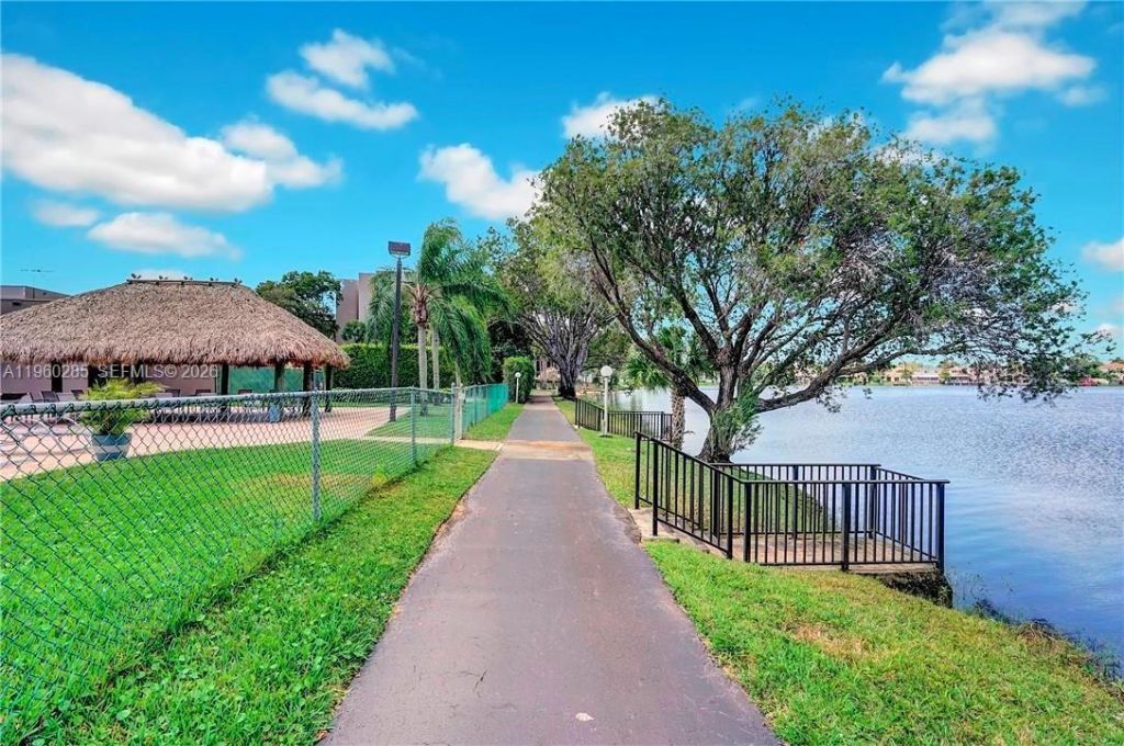 900 Colony Point Cir, Unit 505, Pembroke Pines, FL 33326 Photo