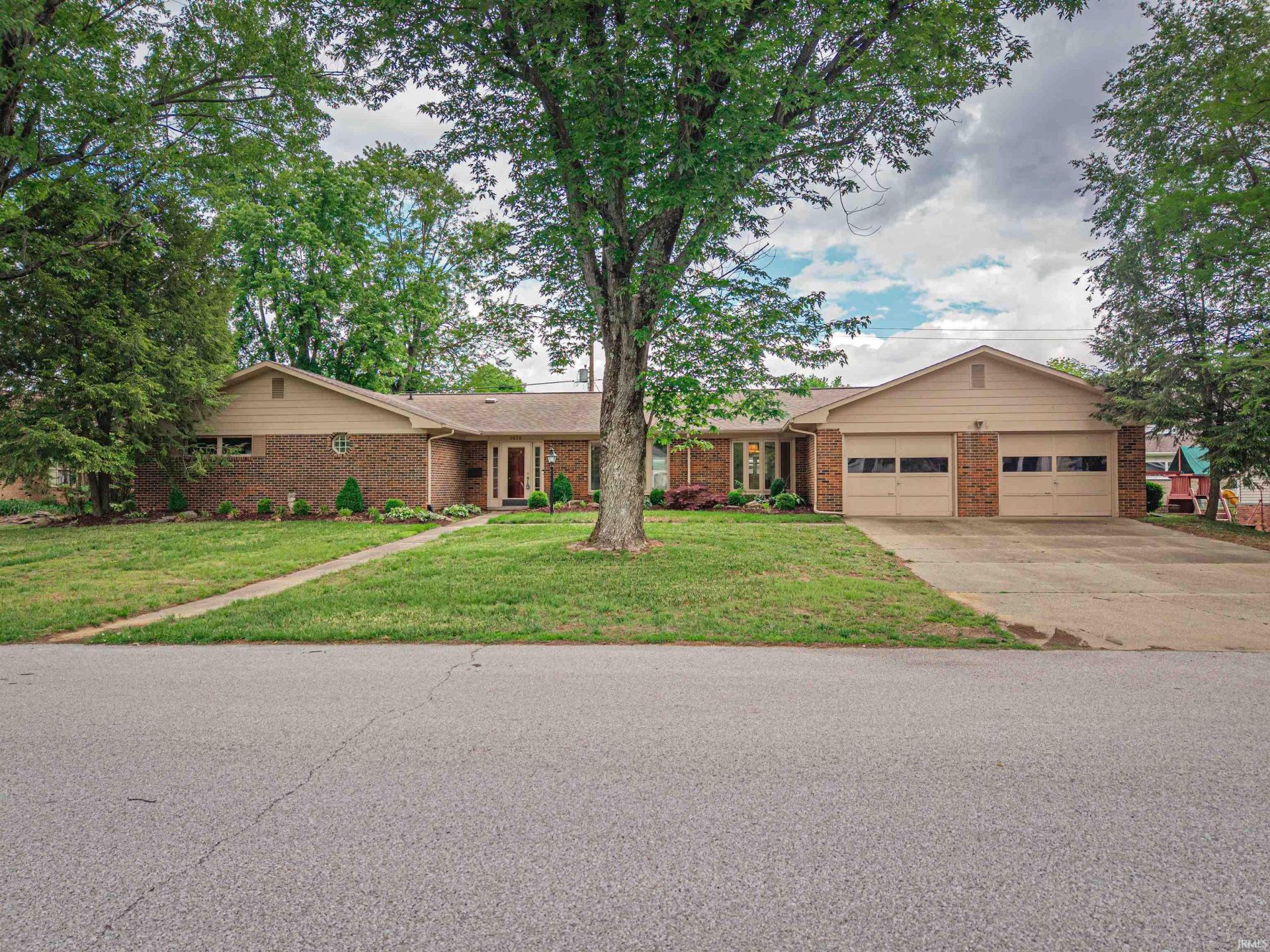 1616 Burnett Lane, Vincennes, IN 47591 Main Photo