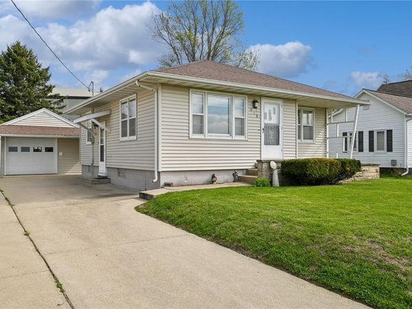618 Evergreen Street , Norway, IA 52318