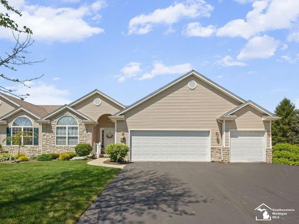 6484 Black Diamond Lane, Lambertville, MI 48144